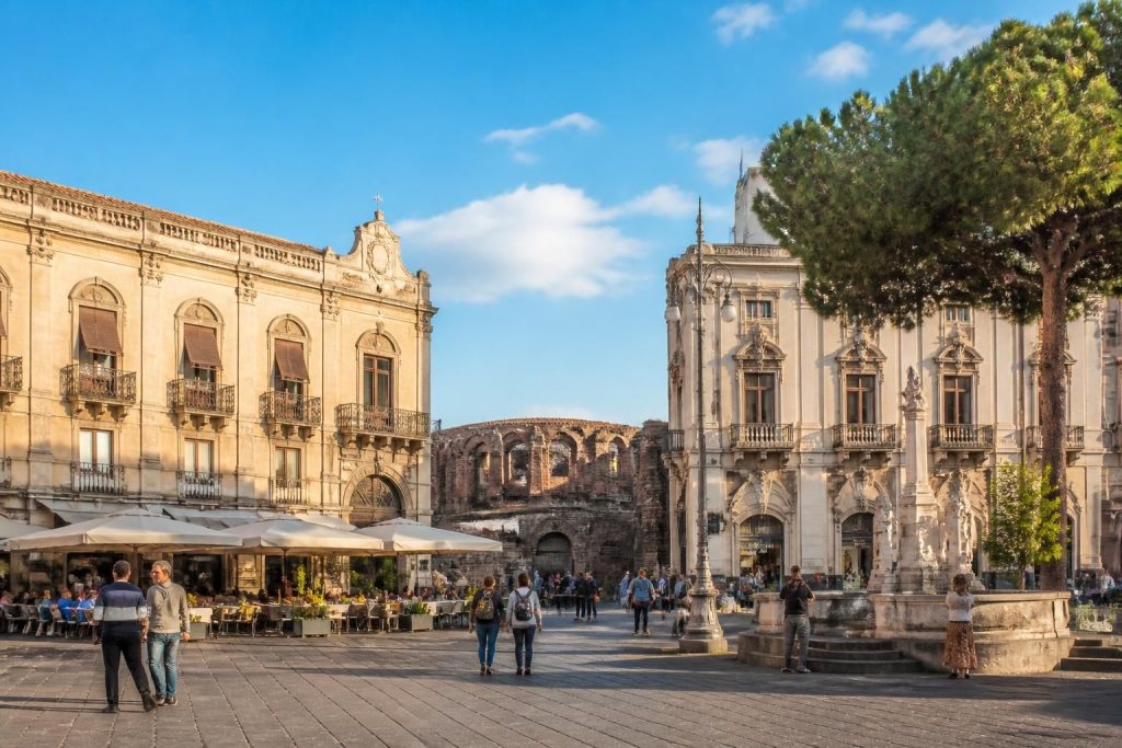 plongez au cœur de catane en découvrant la magie de la piazza stesicoro, un lieu riche en histoire, culture et ambiance authentique sicilienne.