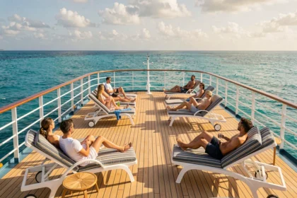 Pont d'un navire de croisière Club Med avec passagers se relaxant face à la mer des Caraïbes turquoise
